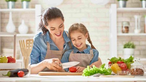 anya és lánya főznek a konyhában