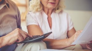 Egy házaspár számolja a számlákat