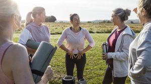 Egy csapat nő jógázik a szabadban