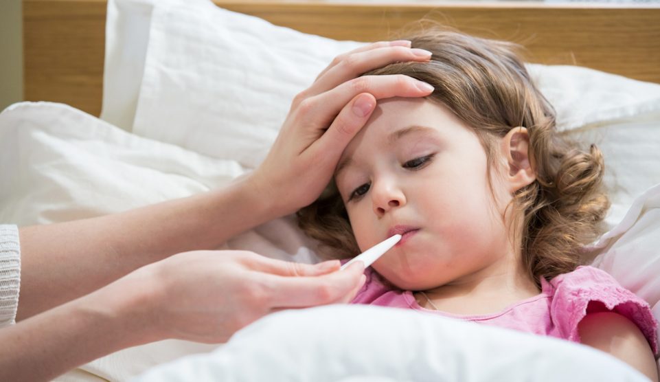 beteg kislány fekszik az ágyban az anyukája a lázát méri