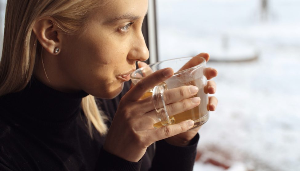 fiatal szőke nő gyömbérteát iszik