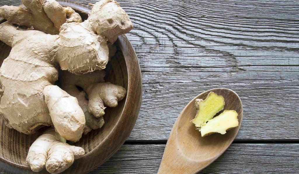 gyömbér tálban és felvágva