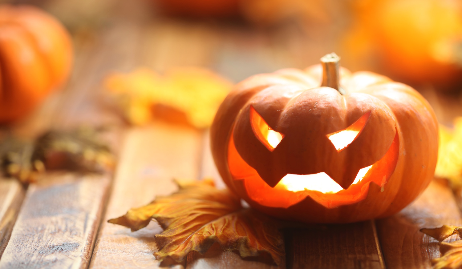 faragott halloween-i tök teamécsessel megvilágítva