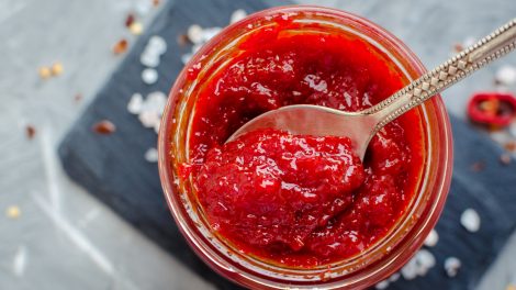 házi piros arany paprikakrém üvegben