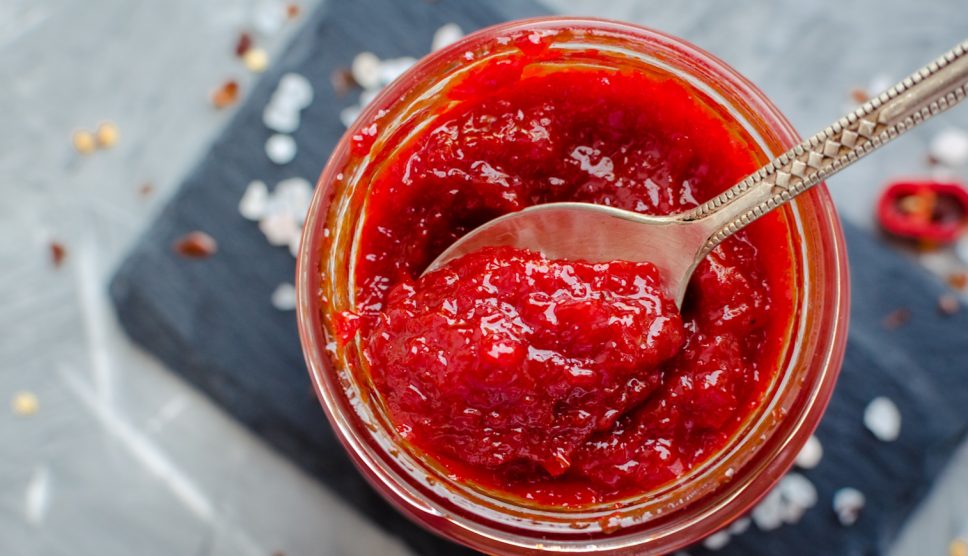 házi piros arany paprikakrém üvegben