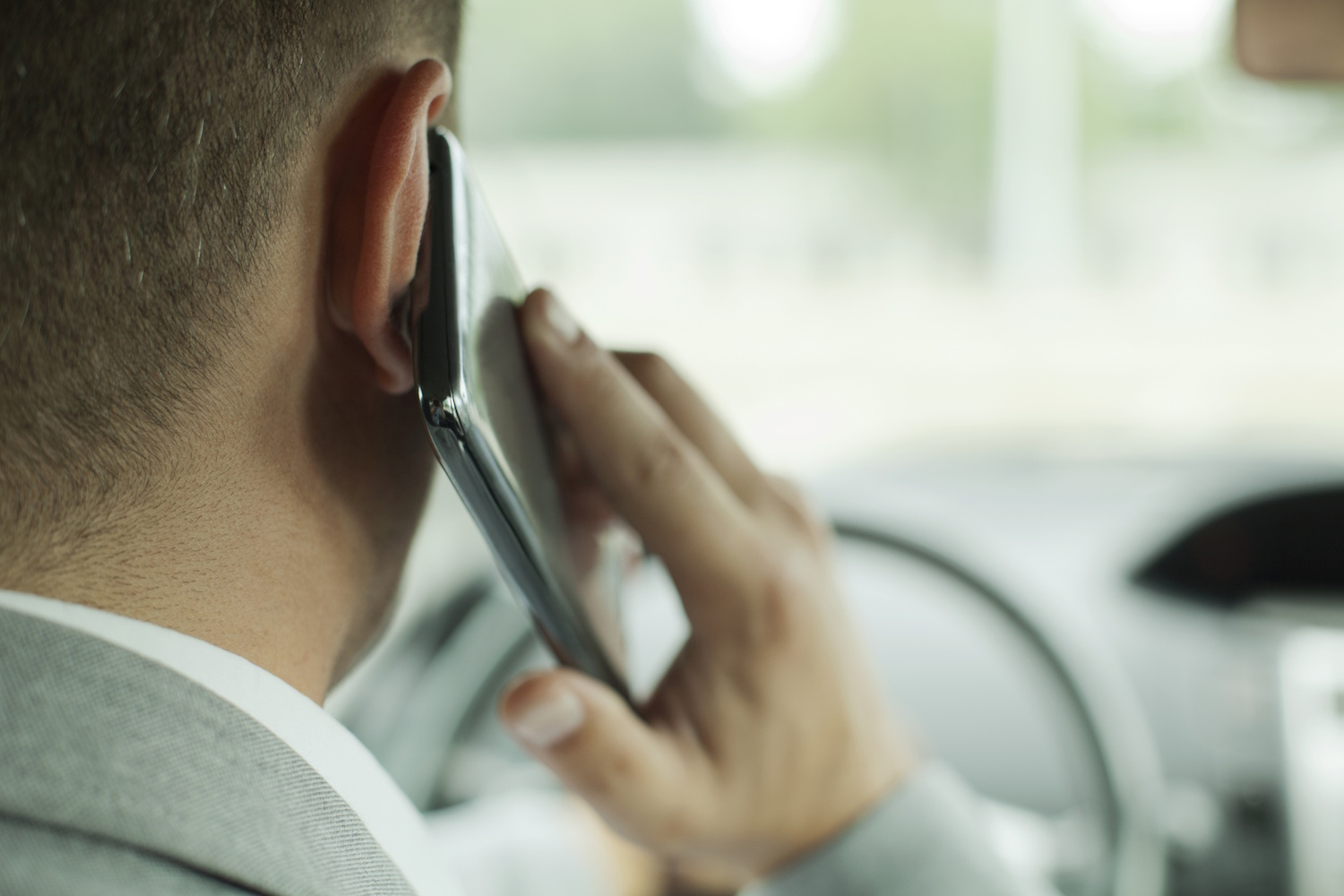 Egy férfi az autóban telefonál