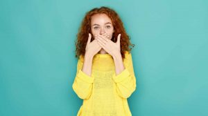 fiatal nő meglepődik