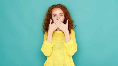 fiatal nő meglepődik