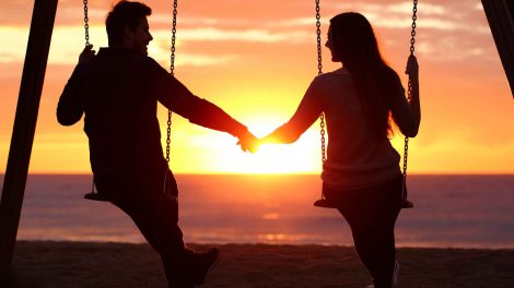 nő és férfi naplementében hintázik