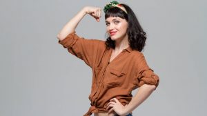 erős nő mutatja a bicepszét