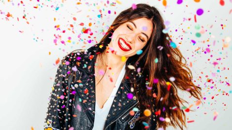 nő boldog konfettikkel