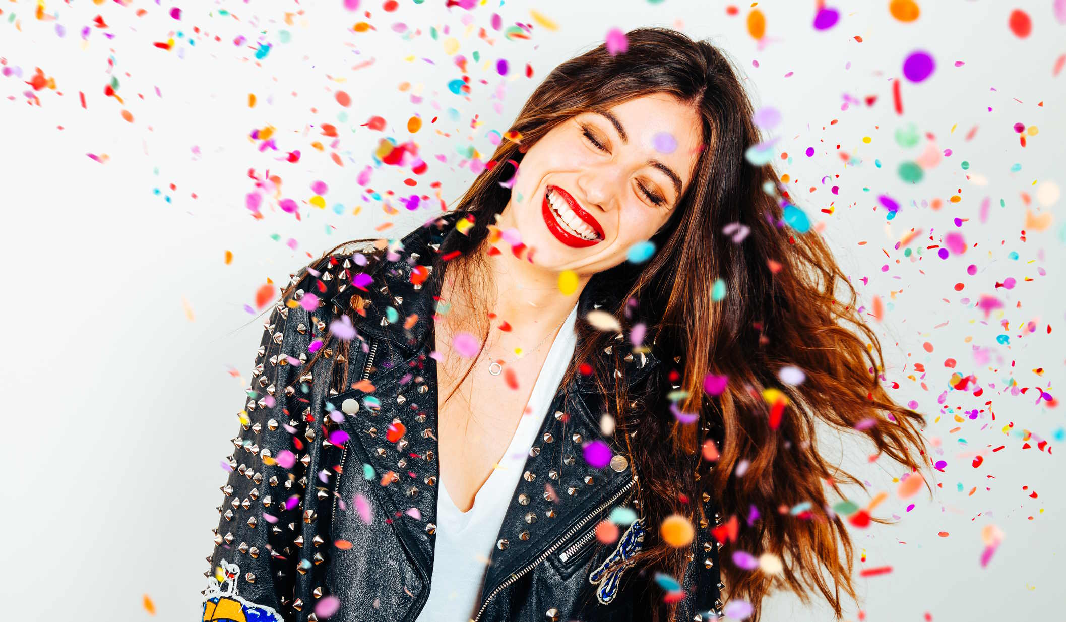 nő boldog konfettikkel