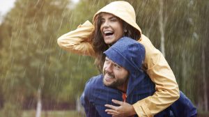 fiatal boldog pár az esőben immunerősítő tea