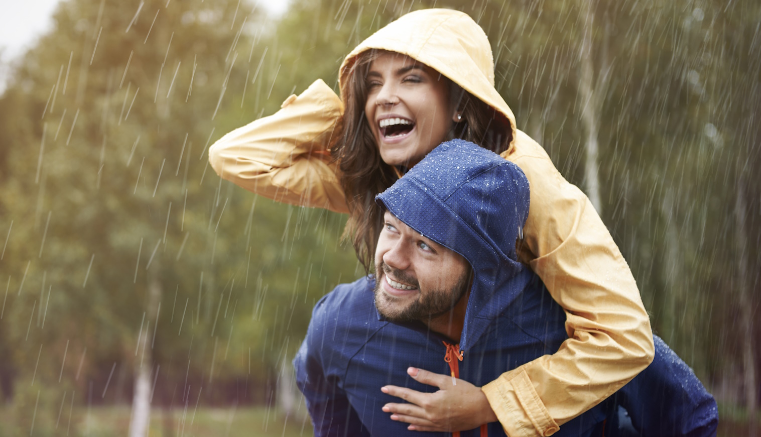 fiatal boldog pár az esőben immunerősítő tea
