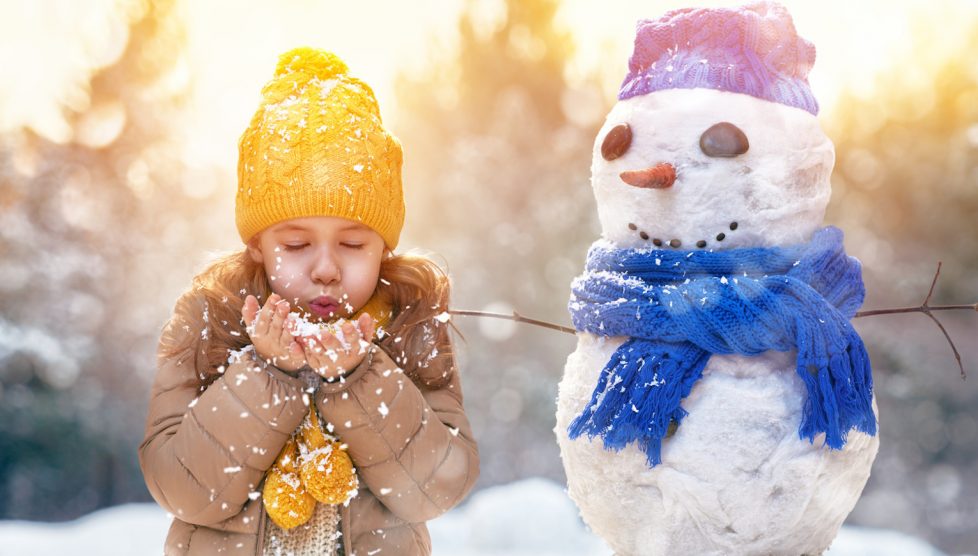 karácsonyi időjárás havazás 2025 kislány hóemberrel