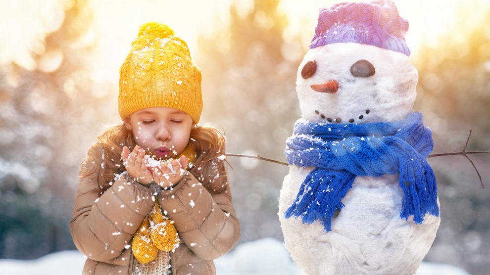 karácsonyi időjárás havazás 2025 kislány hóemberrel