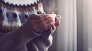 Egy nő kávét iszik