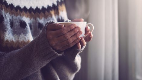 Egy nő kávét iszik