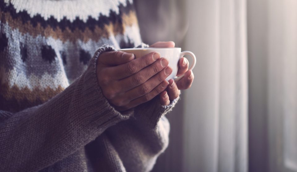 Egy nő kávét iszik