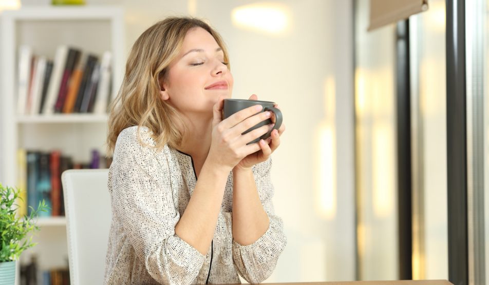 kávét iszik egy nő vidáman