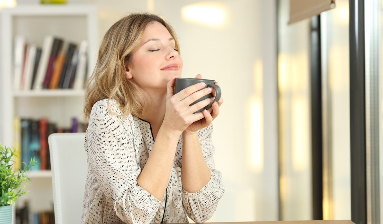 kávét iszik egy nő vidáman