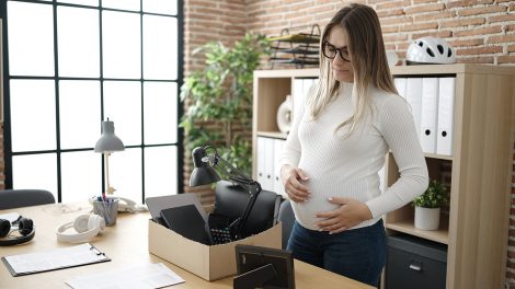 Fiatal terhes nőt kirúgnak, aki munkahelyi holmiját pakolja