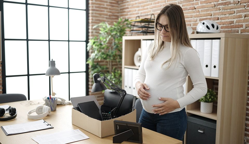 Fiatal terhes nőt kirúgnak, aki munkahelyi holmiját pakolja
