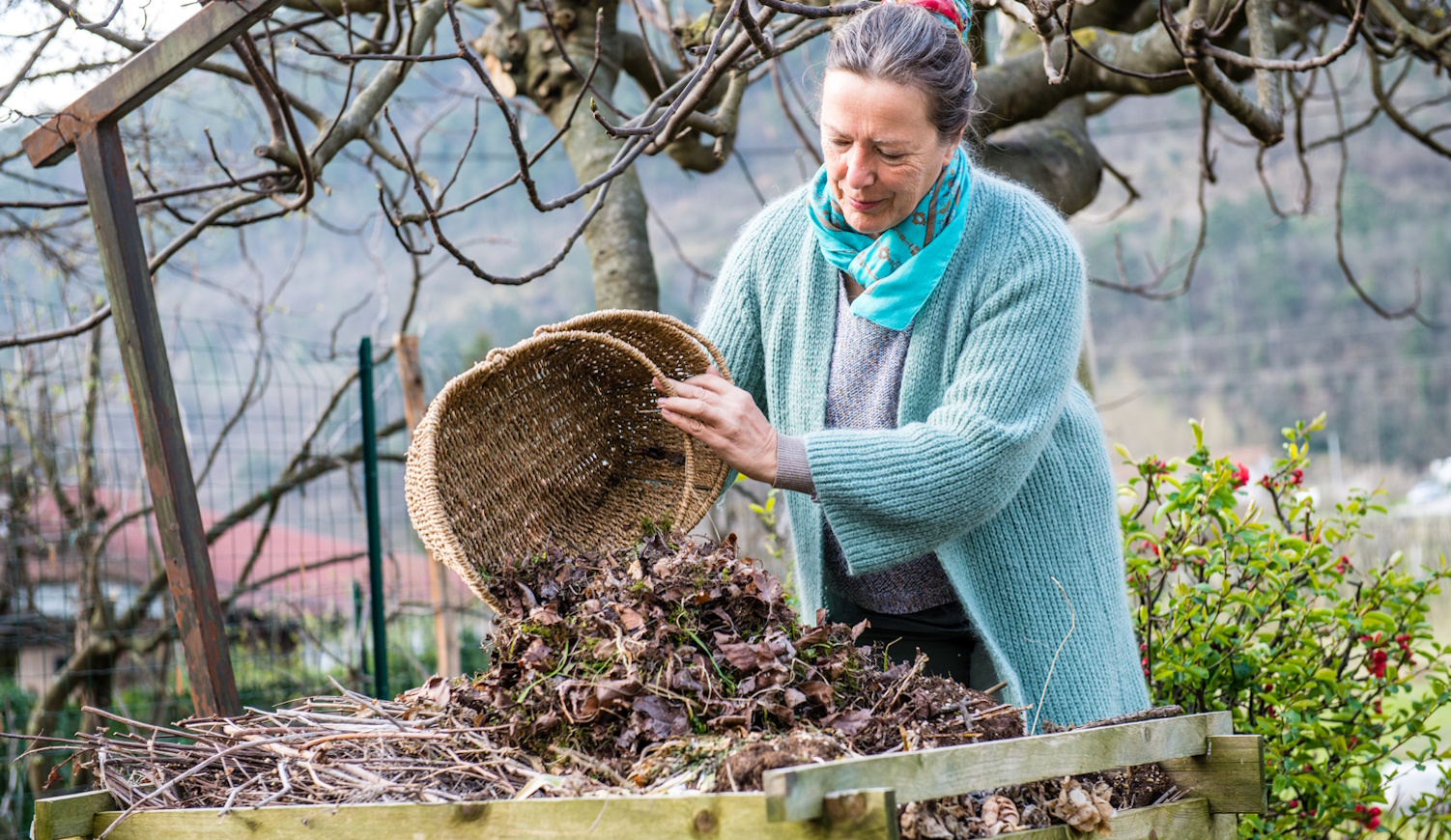 nő a komposztba faleveleket önt