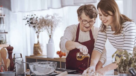 nagymama lányával tésztát keleszt