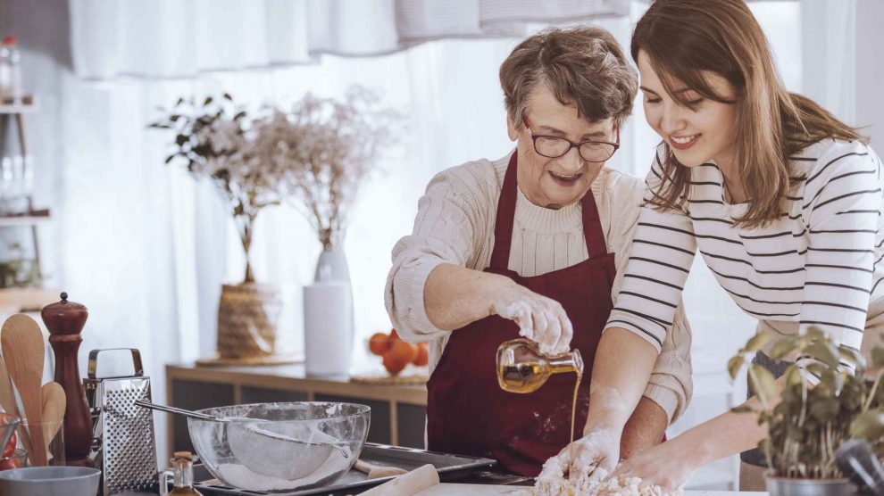 nagymama lányával tésztát keleszt