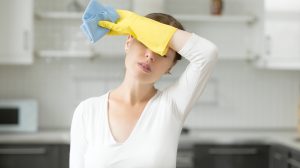 Egy nő takarítja a konyhát