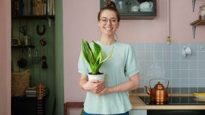 boldog lány a konyhában anyósnyelvvel