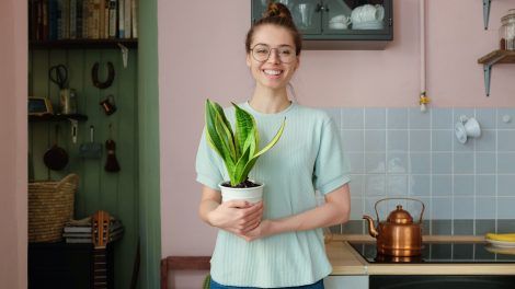 boldog lány a konyhában anyósnyelvvel