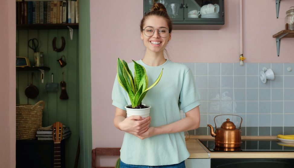 boldog lány a konyhában anyósnyelvvel