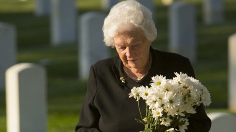 idős néni krizantémmal a temetőben krizantém árak 2025