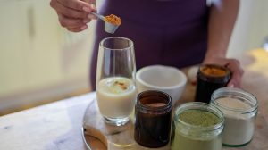 Nő egészséges italt készítotthon