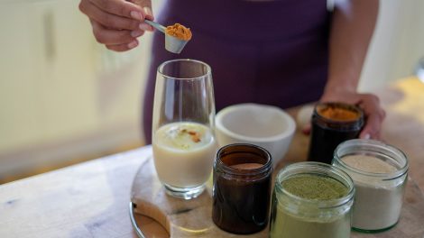 Nő egészséges italt készítotthon