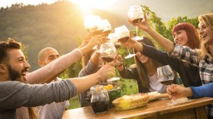 márton-napi programok borral koccintanak egy társaságban