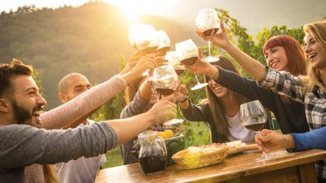 márton-napi programok borral koccintanak egy társaságban