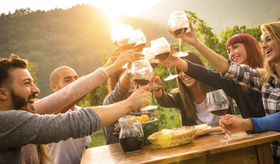 márton-napi programok borral koccintanak egy társaságban