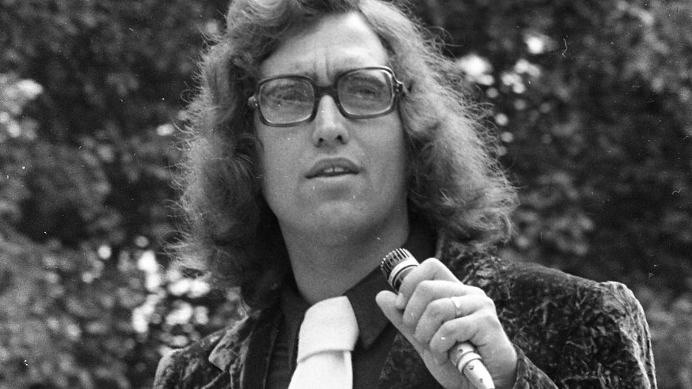 Máté Péter mikrofonba énekel