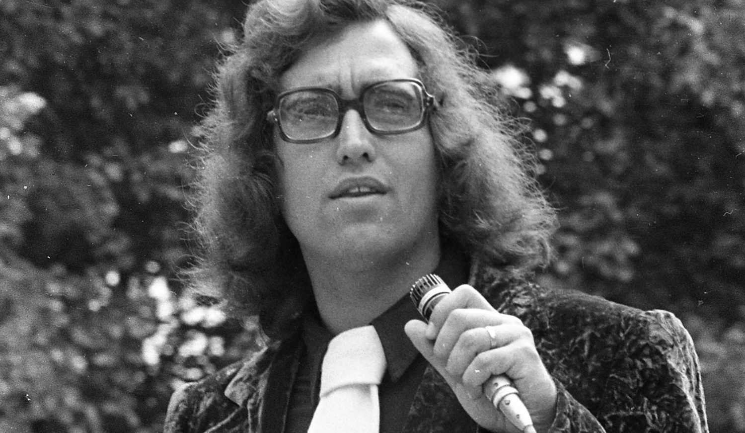 Máté Péter mikrofonba énekel