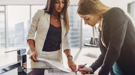 Két nő szerződést ír alá