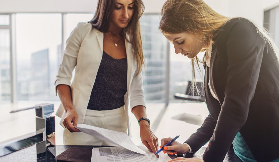 Két nő szerződést ír alá