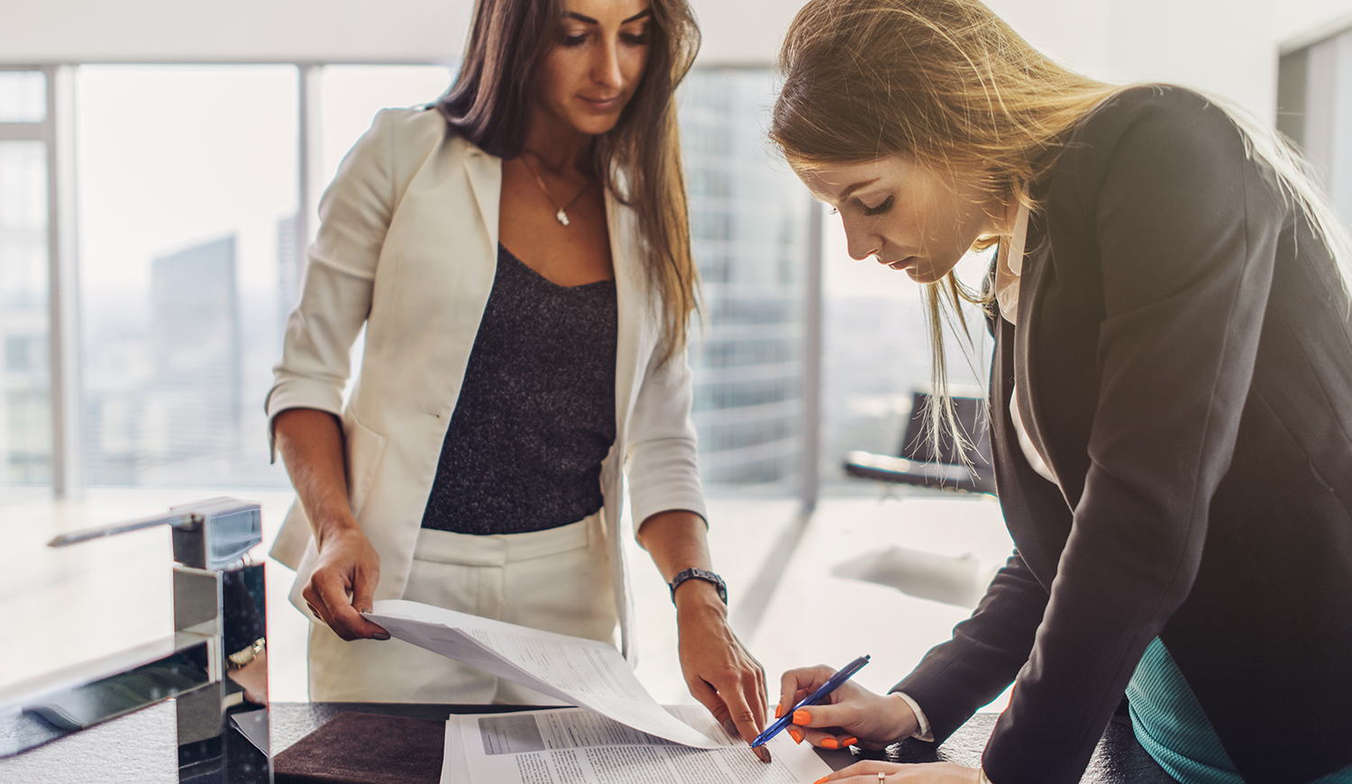 Két nő szerződést ír alá