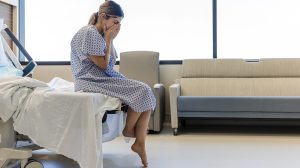 fiatal nő sír a nőgyógyászati vizsgálóban