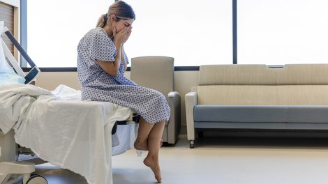 fiatal nő sír a nőgyógyászati vizsgálóban