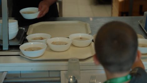 iskolai menzán áll sorba a kisfiú