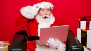 Mikulás meglepve nézi a laptopot