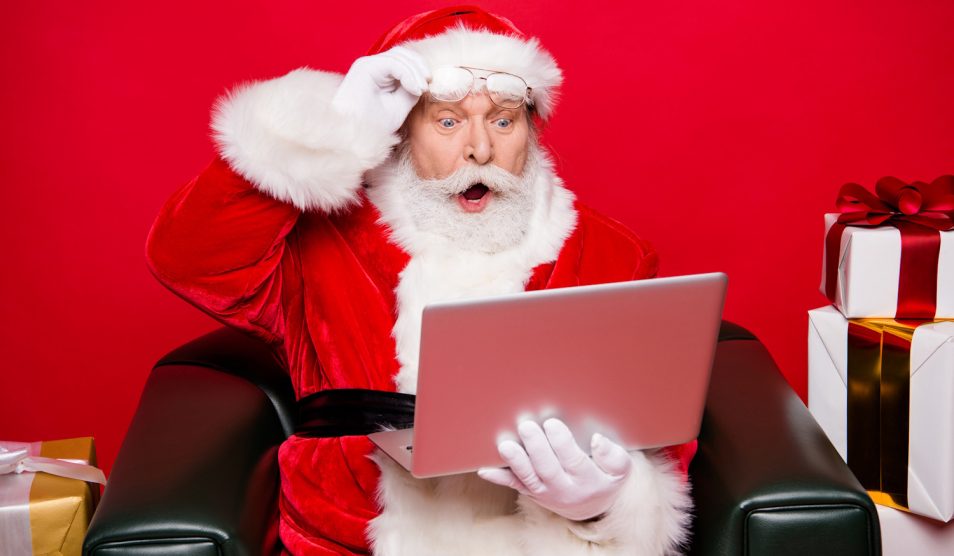 Mikulás meglepve nézi a laptopot